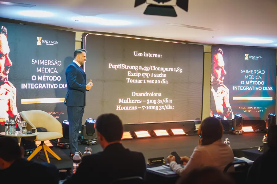 Dr. Dias Júnior apresentando um protocolo de prescrição hormonal no telão da 5ª Imersão Médica